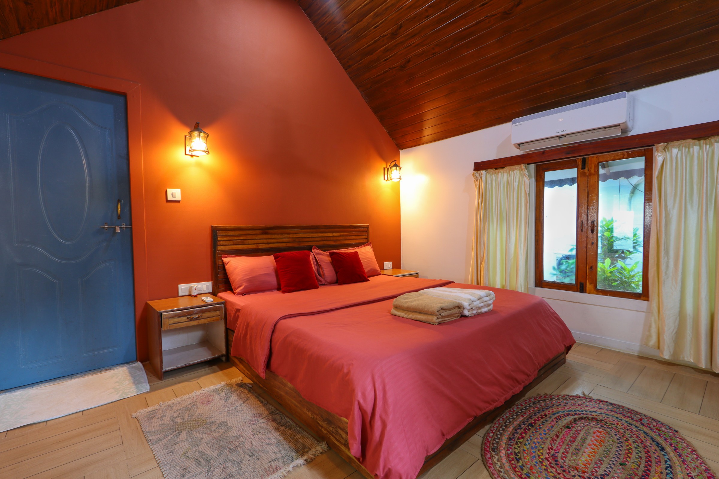 https://simrose-goa.com/stagliveaug/wp-content/uploads/2013/10/Bedroom-1-6.jpg