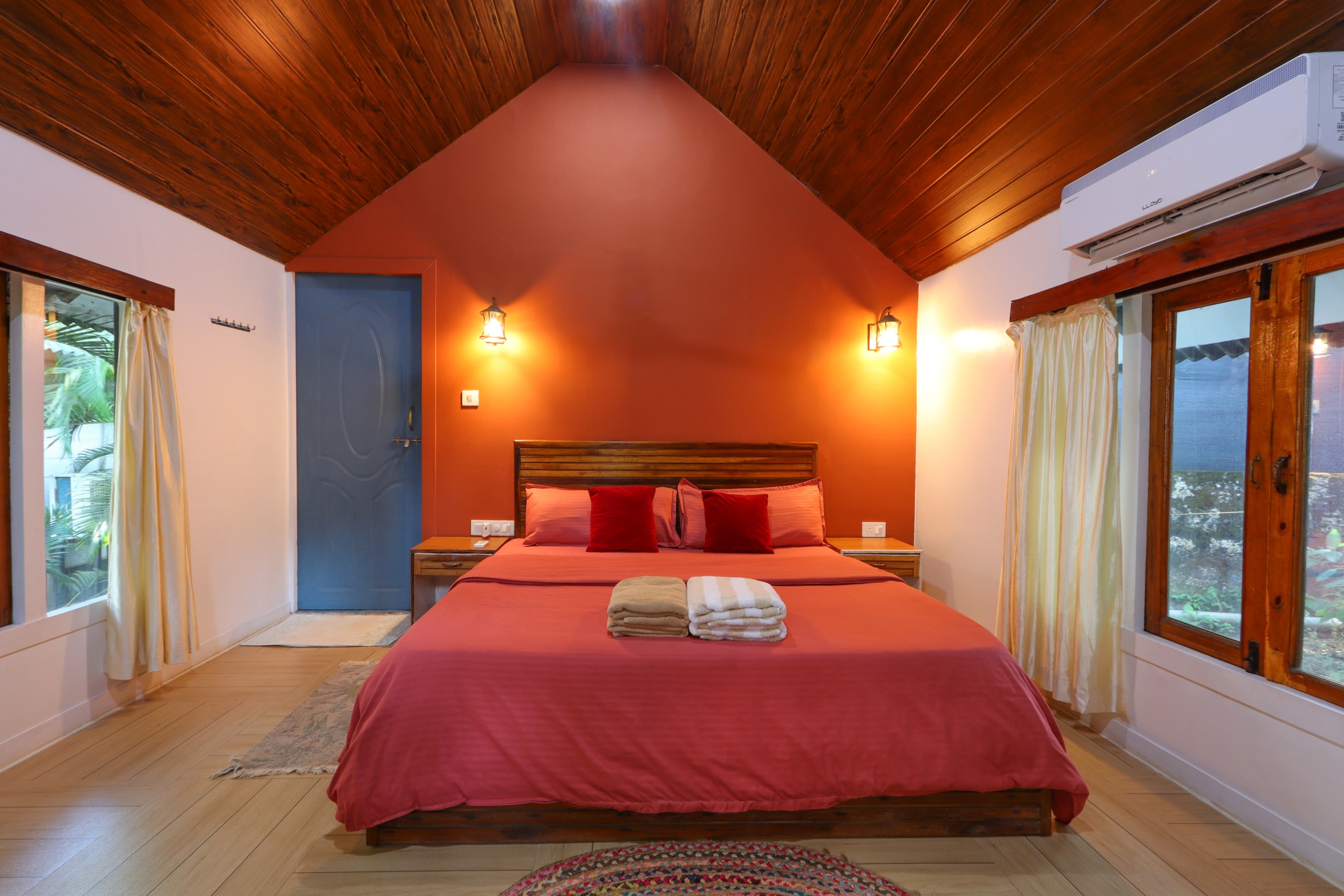 https://simrose-goa.com/stagliveaug/wp-content/uploads/2013/10/Bedroom-2-5.jpg