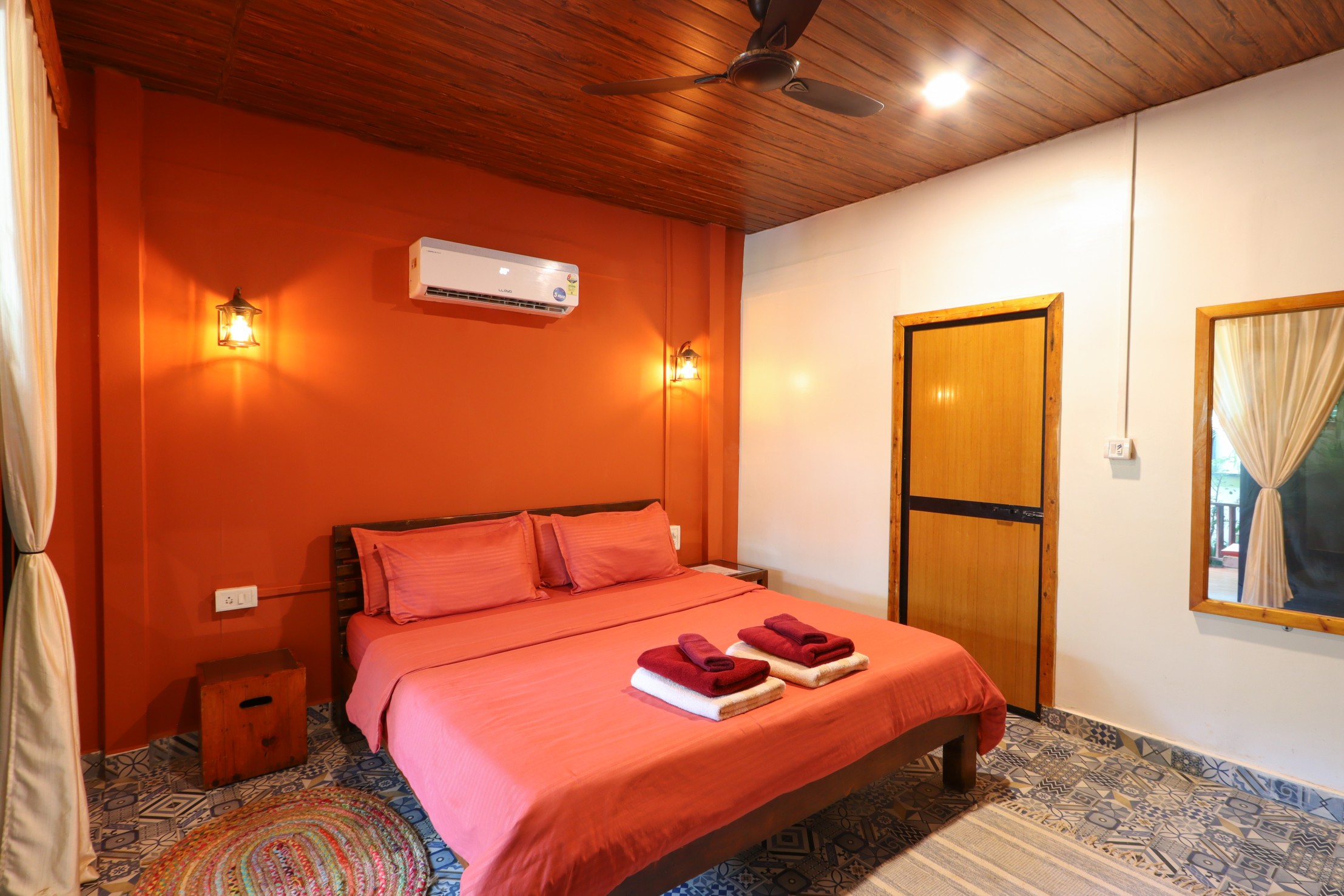 https://simrose-goa.com/stagliveaug/wp-content/uploads/2024/10/Bedroom-2-6.jpg
