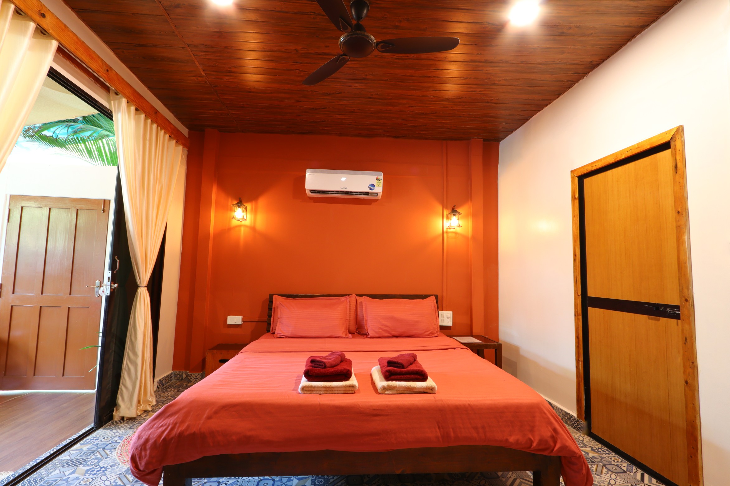 https://simrose-goa.com/stagliveaug/wp-content/uploads/2024/10/Bedroom-3-3.jpg