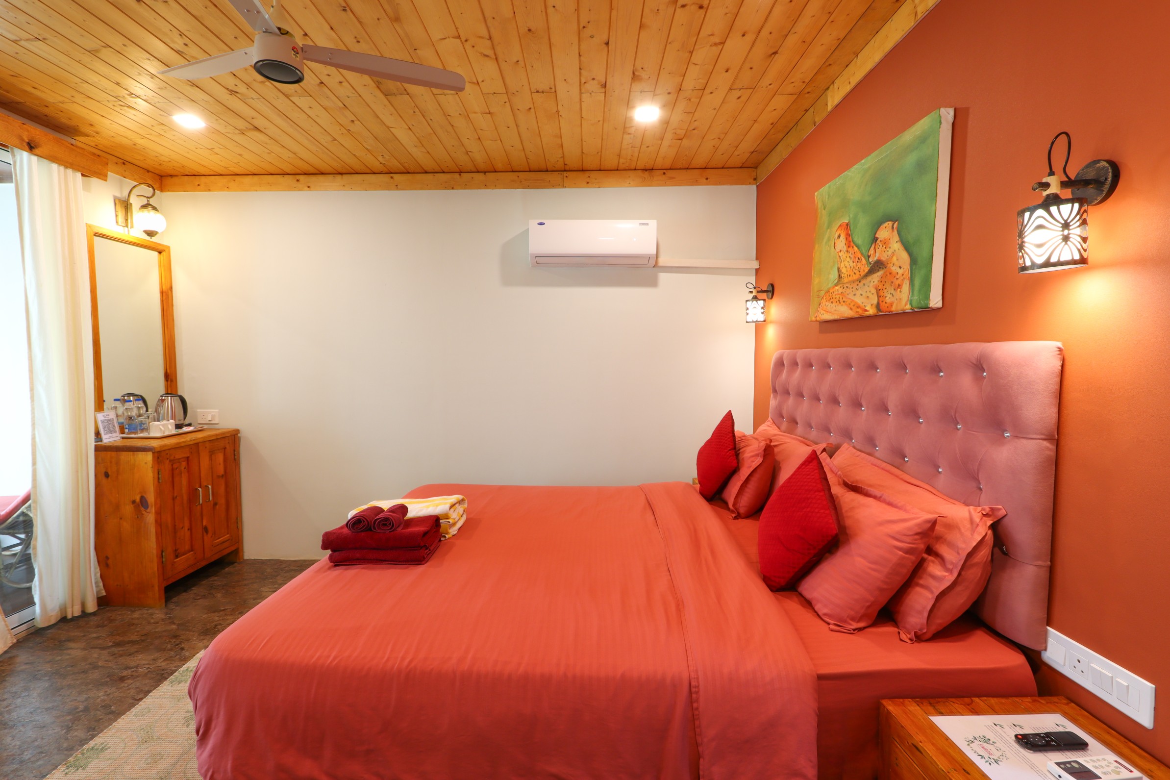 https://simrose-goa.com/stagliveaug/wp-content/uploads/2024/11/Bedroom-1-5.jpg