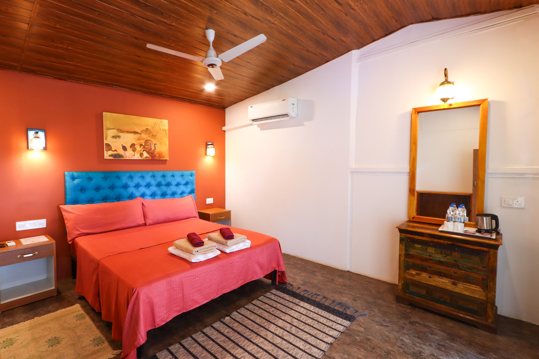 https://simrose-goa.com/stagliveaug/wp-content/uploads/2024/12/Bedroom-1-4.jpg