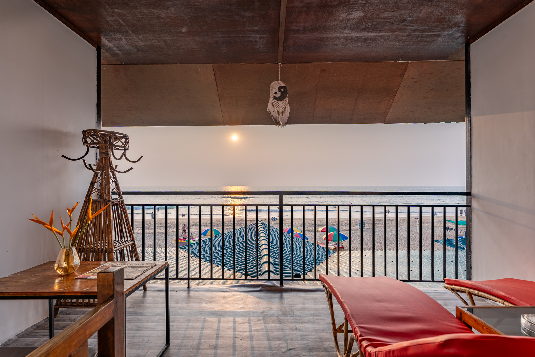 Roof-Top-Front-Sea-View-Hut